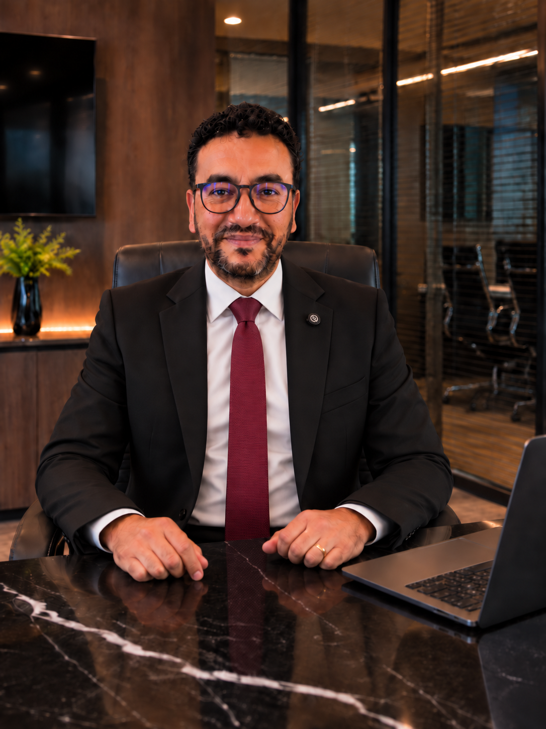 Retrato do advogado Pedro Renê em sua mesa de reuniões, no escritório